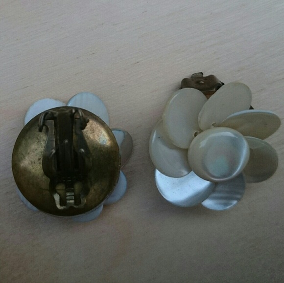 Flower Seashell Earrings🔱 - Picture 3 of 5